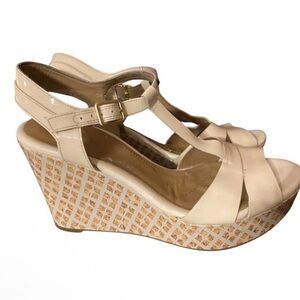 Clarks Artisan Women's 9.5 Wedge Heel Beige Patent Leather Sandals Ankle Buckle